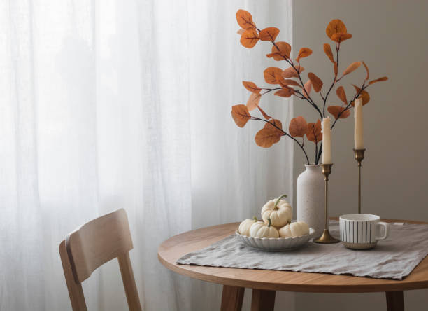 Mesa con decoración de otoño